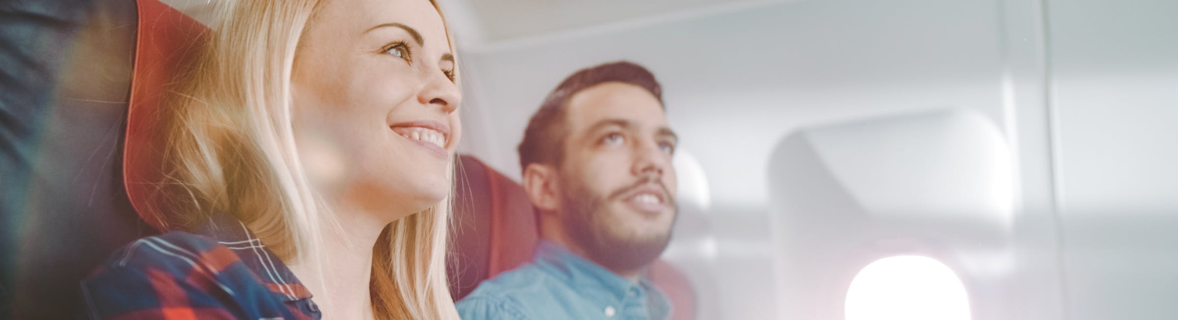 deux personnes assises dans un avion